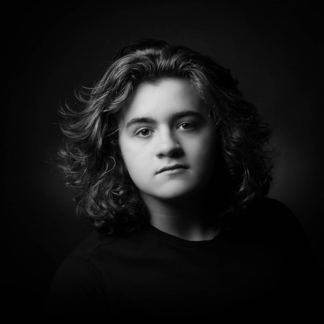 Portrait of a Chilean editor and audio producer for documentary stories